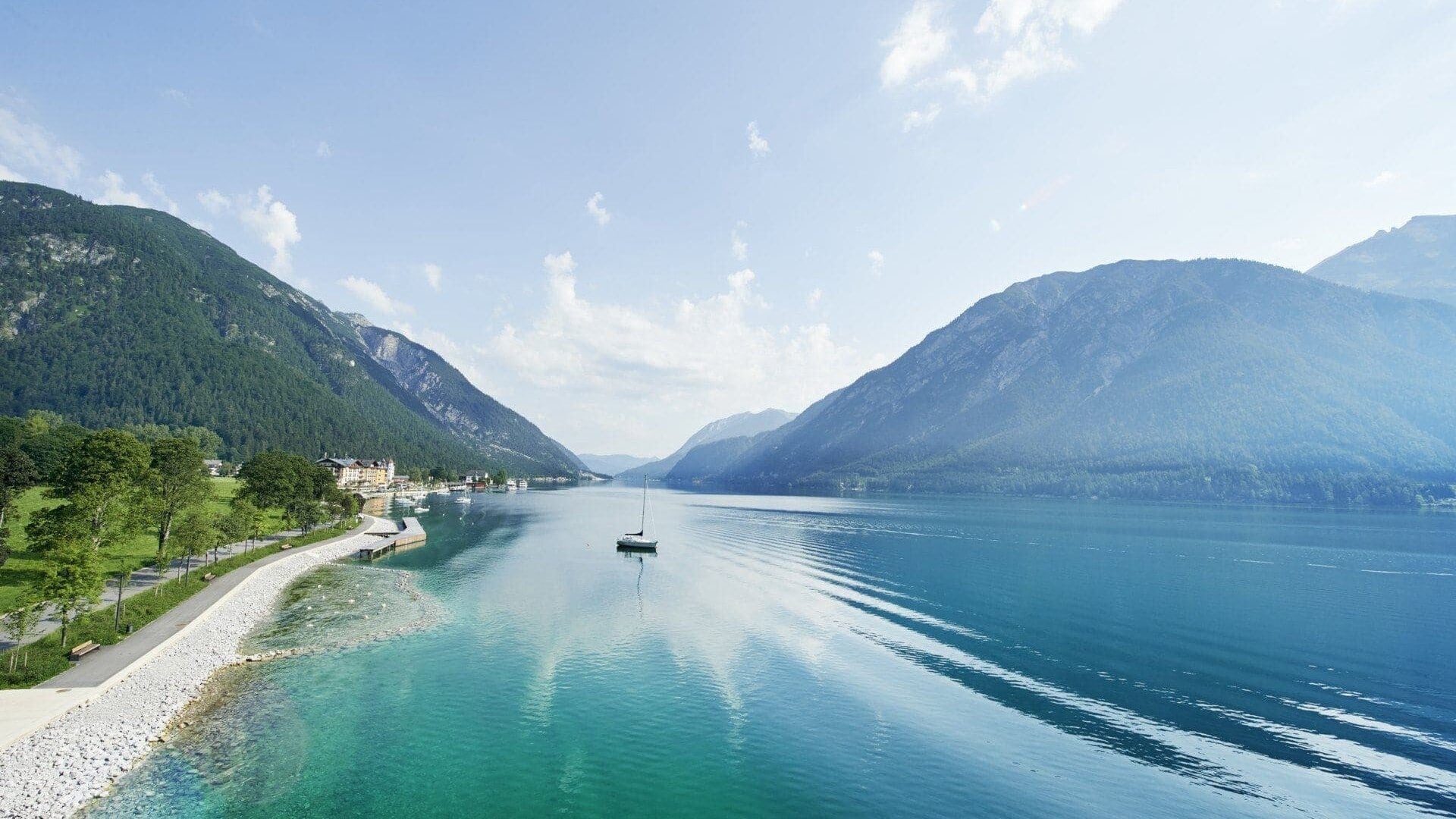 Ruhiger See zwischen hohen Bergen